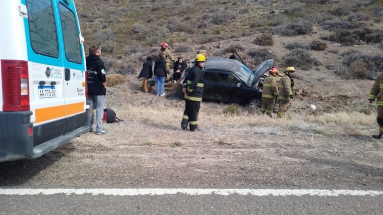Conductora chilena intentó esquivar los pozos en la ruta y derrapó