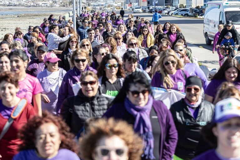 Un centenar de mujeres participó de la caminata para visibilizar la violencia de género