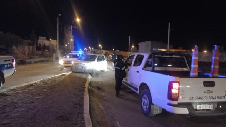 Estacionó en un boulevard, manejaba ebrio y sin documentación