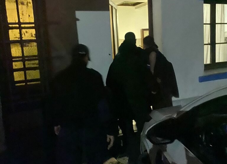 Atacó a patadas a una enfermera cuando lo estaba atendiendo