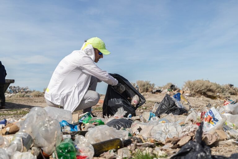 Jornada de limpieza en basural clandestino en Caleta Córdova