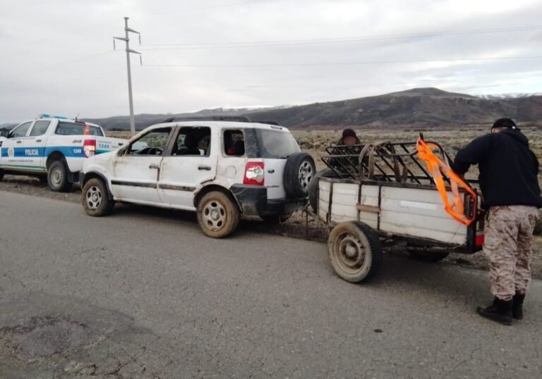 Quiso esquivar un pozo en la Ruta 40 y volcó