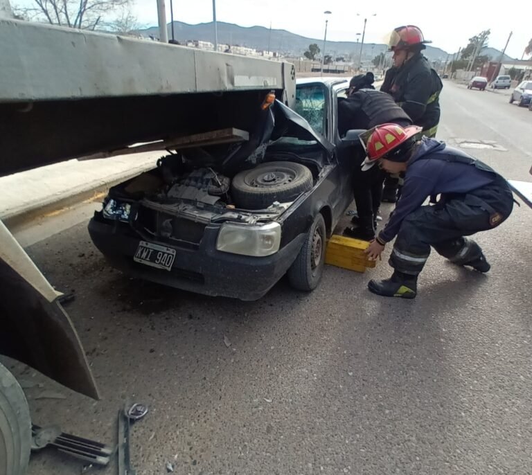 Impactó contra un camión y sufrió graves heridas