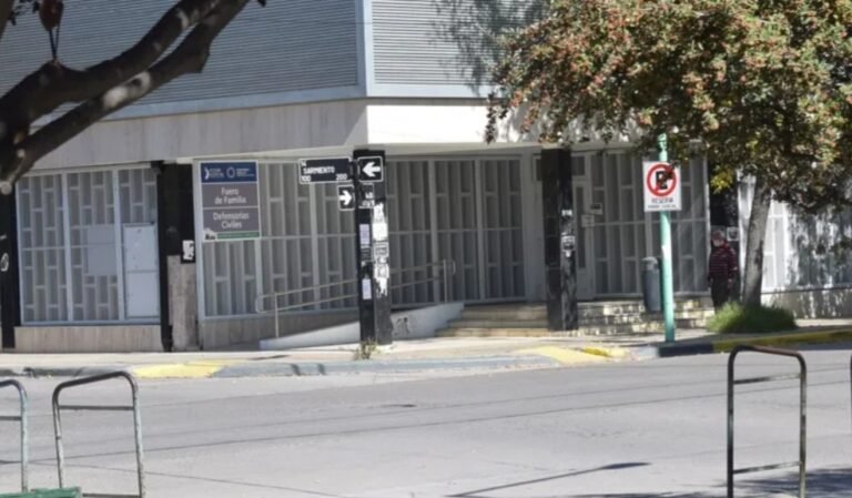 Debe $1 millón de cuota alimentaria y le rematarán el auto