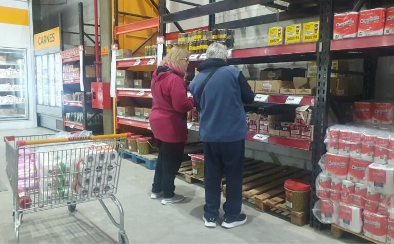 Las ventas minoristas cayeron 13,6% en diciembre, el mayor desplome desde la pandemia