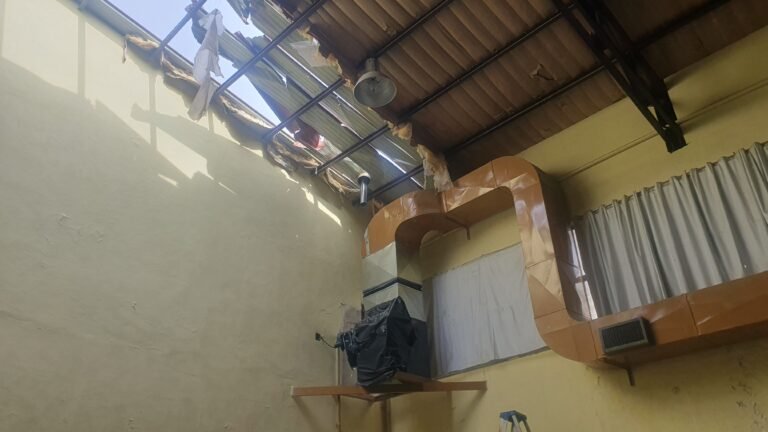 Se voló el techo del SUM de la Escuela 172 hace meses y no tienen respuestas