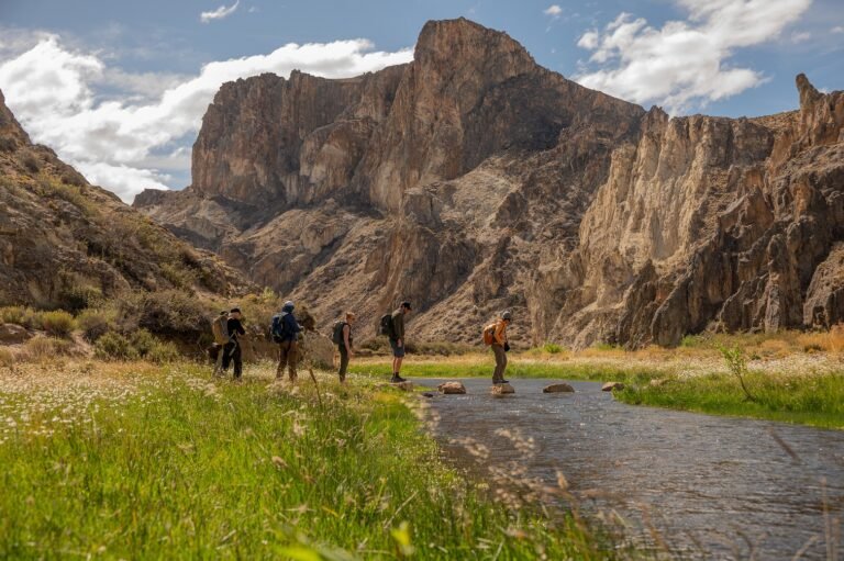 Encuentro de senderismo en los Cañadones de Parque Patagonia