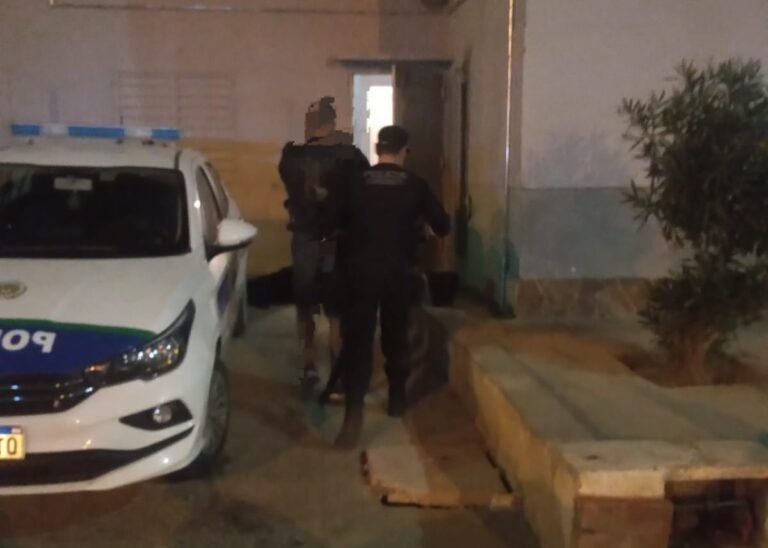 Intentó robar en un automóvil, lo agarraron a golpes y entregaron a la Policía