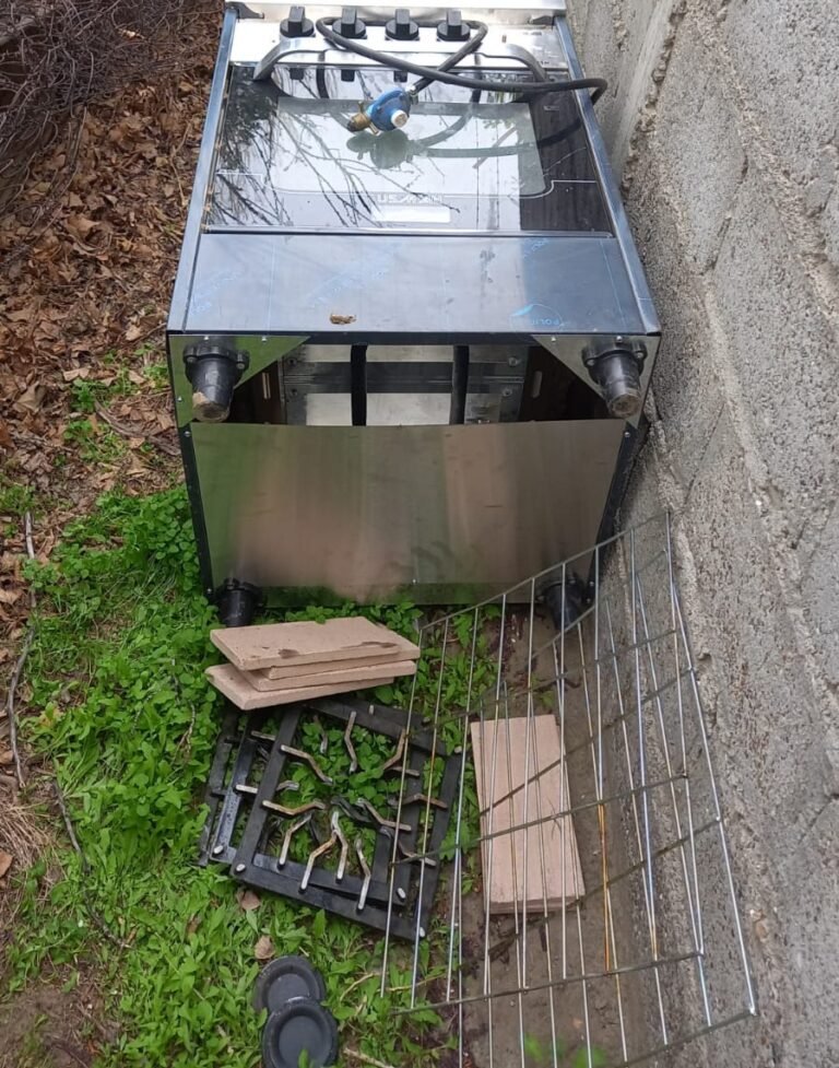 Entregó una cocina que dejaron abandonada en su patio