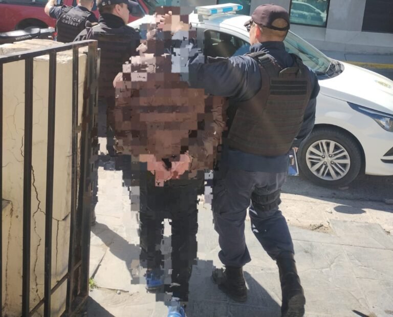 Encontró a un ladrón en la casa de su vecino, llamó a la Policía y lo detuvieron