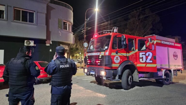 Policías rescataron a dos personas al incendiarse una cocina