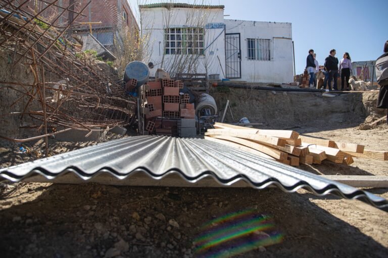  Nueva entrega de materiales a vecinos damnificados por el temporal de viento