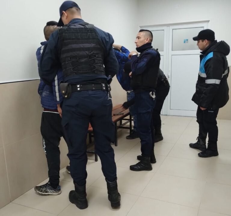 Dañó la puerta de la guardia para que atiendan a un familiar