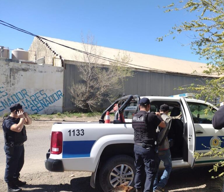 Pasó debajo de un portón e intentó robar una carretilla y un caño