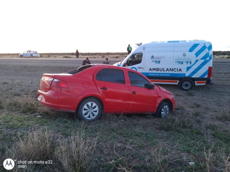 Perdió el control del auto y volcó
