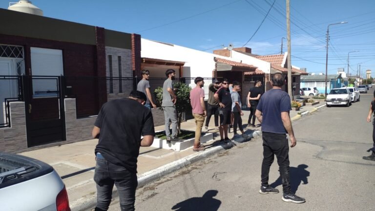 Gitanos dañaron un vehículo y agredieron a un joven