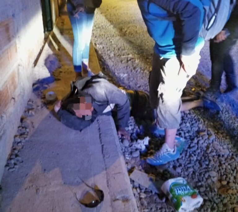 Se cayó en la vía pública y debieron trasladarlo al Hospital