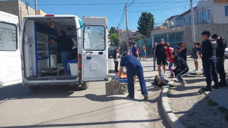 Motociclista hospitalizado tras despistar al esquivar una camioneta