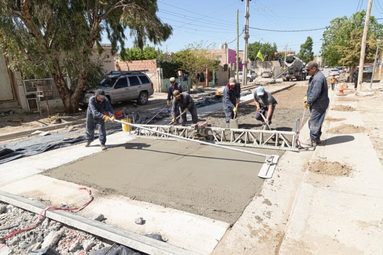Tras 40 años de espera, avanza la obra de pavimento  en el barrio Máximo Abásolo