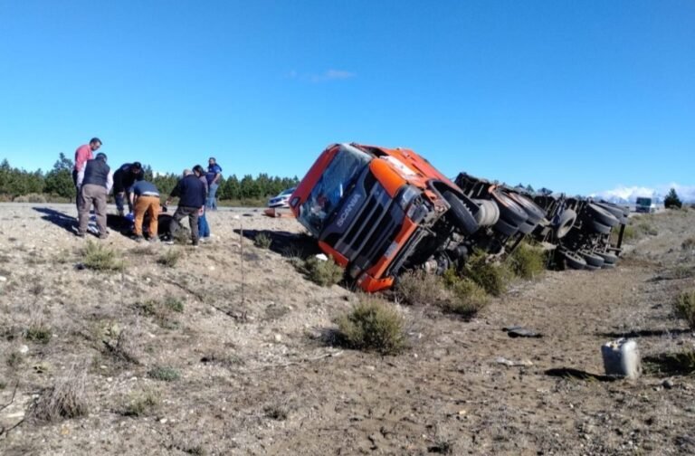 Camionero chileno volcó y sufrió fracturas tras el despiste