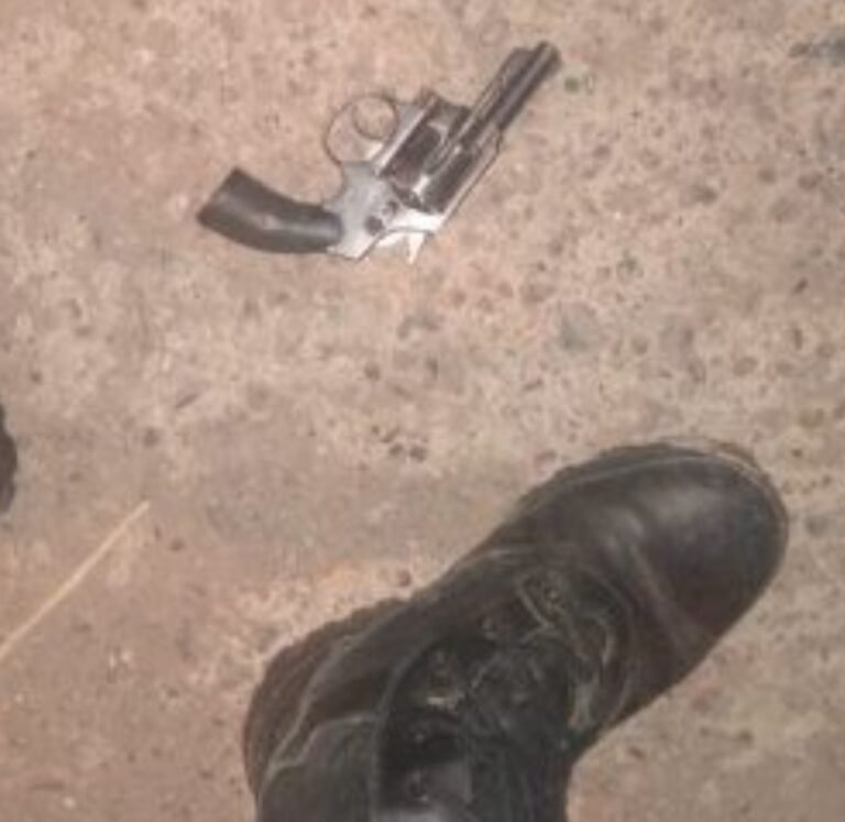 Insólito: se quedó dormido con un arma en la cintura y se disparó en los genitales