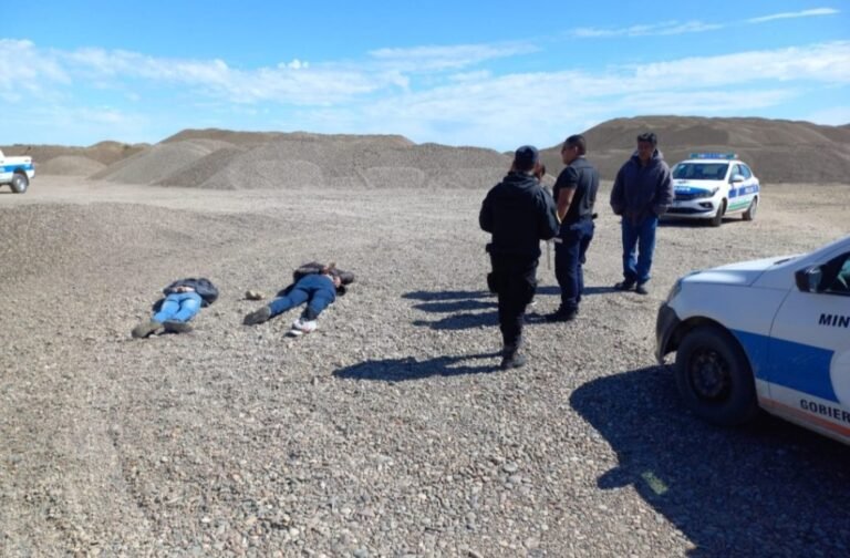 Robaron a un turista que miraba ballenas y terminaron presos
