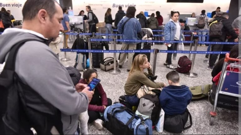 Casi 70 vuelos cancelados y cerca de 20 mil pasajeros afectados por un paro de maleteros en Aeroparque