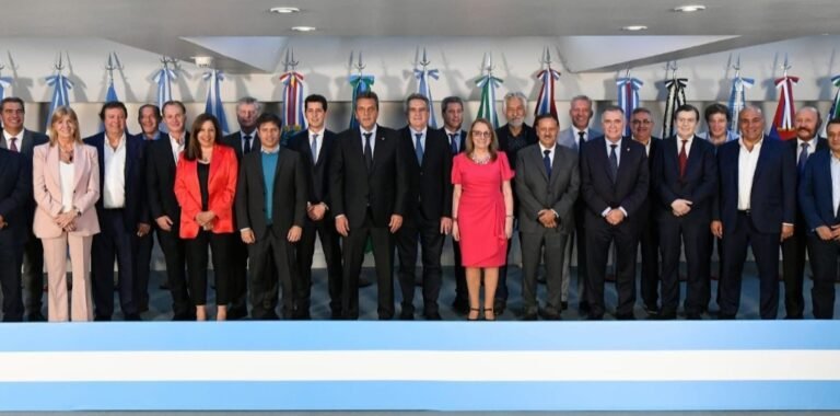 Gobernadores brindaron su apoyo a Massa y advirtieron sobre un gobierno de Milei: “El país está en riesgo”
