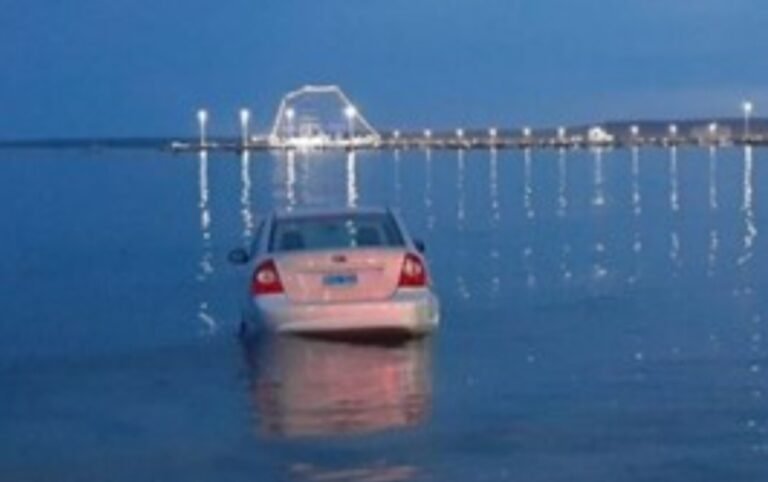 Dejó su auto estacionado, tuvo una falla y terminó en el mar