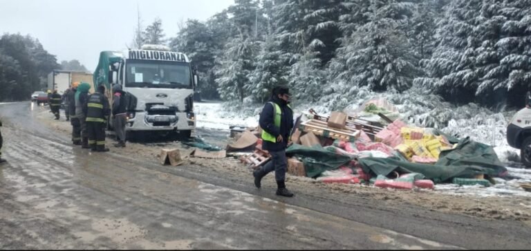 Camión volcó su carga en la Ruta 40 debido a las condiciones climáticas