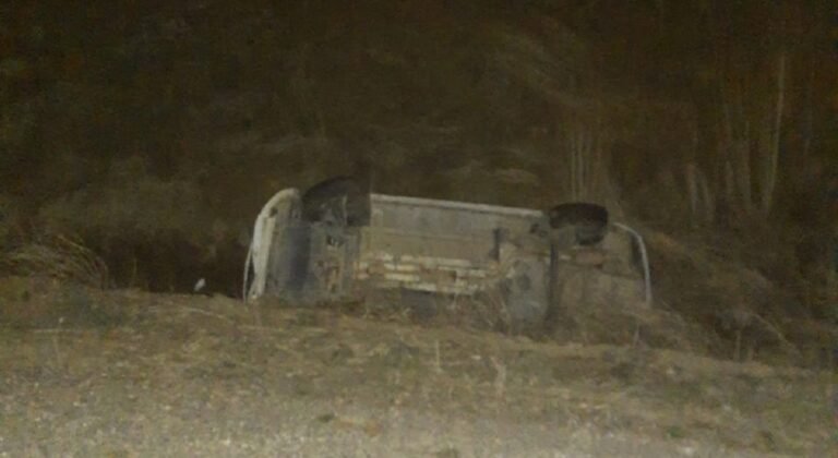 Por esquivar pozos encandiló a un conductor y provocó vuelco en Ruta 40
