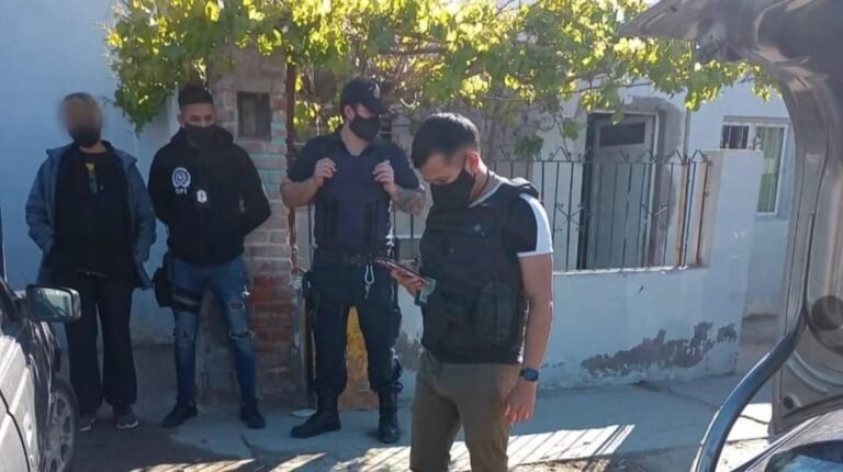 Se quisieron hacer pasar por policías para entrar a una casa