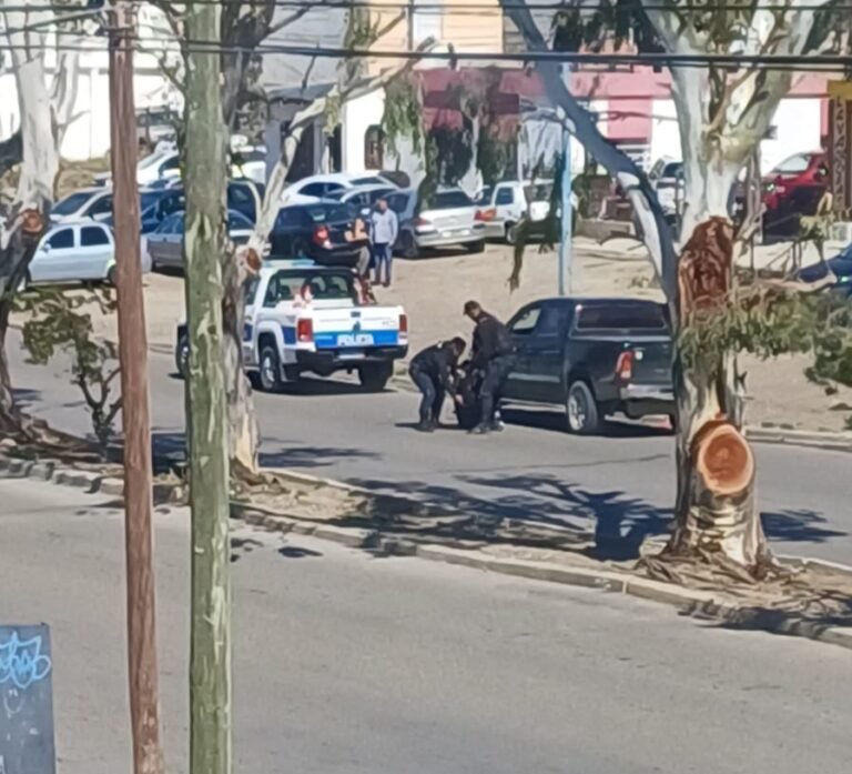 Lo encontraron durmiendo entre latas de cerveza