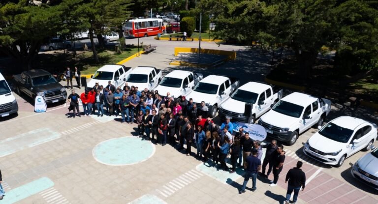El Ejecutivo entregó vehículos a las distintas dependencias municipales