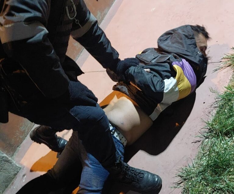 Sustrajo una billetera en un pub y tras una persecución lo aprehendieron