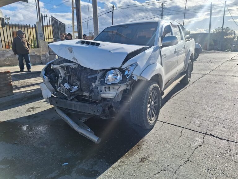 Menor hospitalizada tras fuerte choque entre dos camionetas