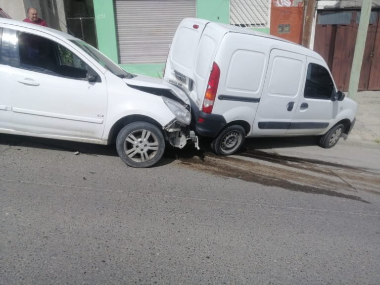 Choque entre dos vehículos sin lesionados