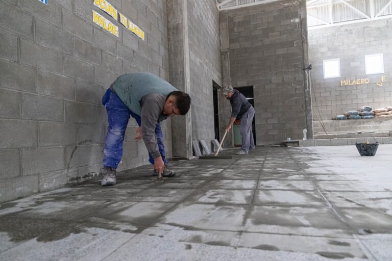 Luque recorrió la obra de la Parroquia San Antonio de Padua, que contiene a más de 1500 familias