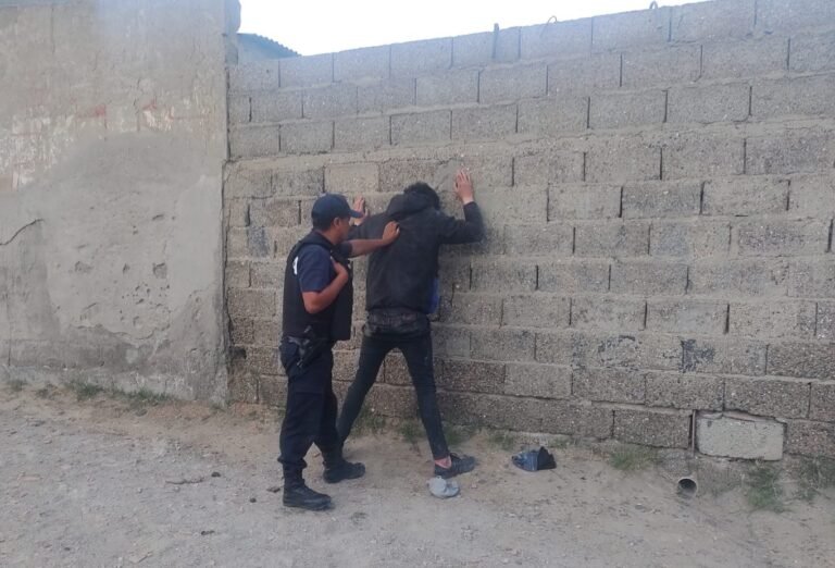 Golpearon a una empleada, la encerraron y se llevaron $187 mil en prendas de vestir