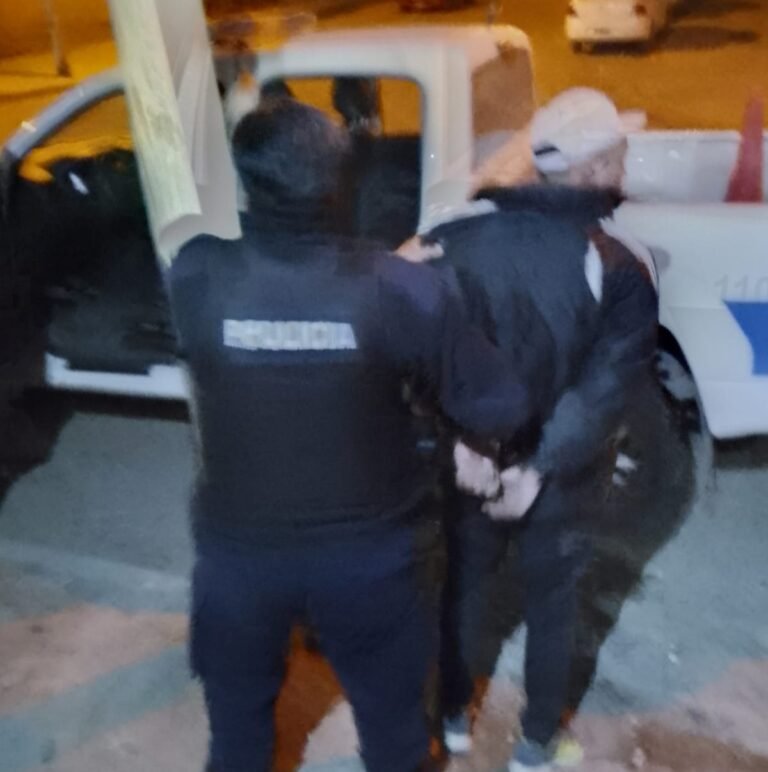 Lo detuvieron mientras huia con elementos robados