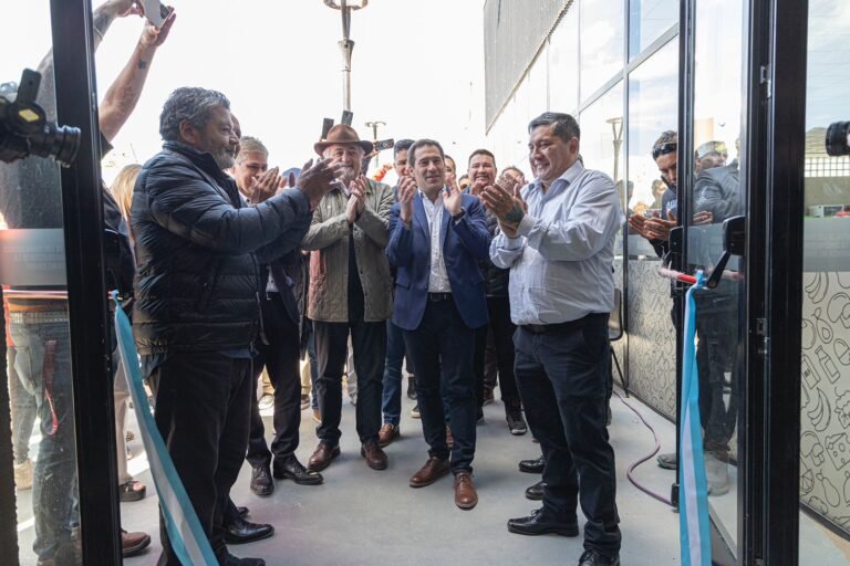 Luque acompañó la inauguración de la sede de la Mutual de UOCRA y valoró el progreso de los gremios