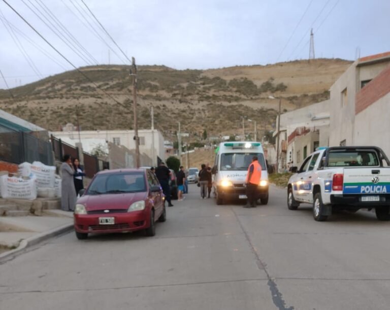 Un nene perdió el control de su bicicleta y chocó contra un auto estacionado