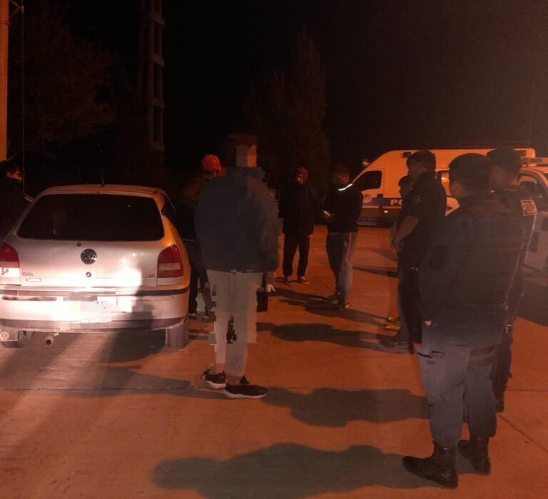 Encuentran drogas y un arma en control policial