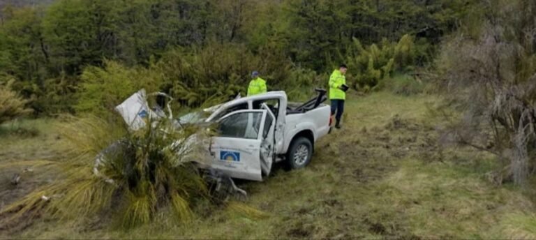Volcó una camioneta del Servicio Penitenciario Federal en la Ruta 40