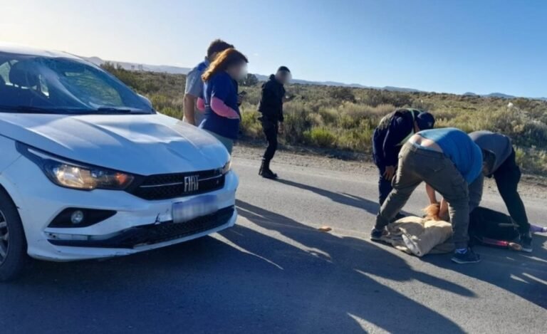 Una ciclista fue embestida por un automóvil