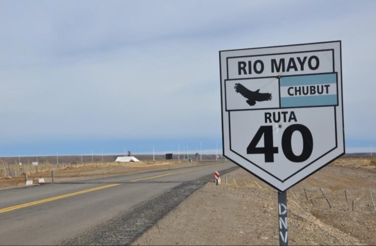 Firman acta compromiso por la obra de iluminación en la Ruta Nac. 40, acceso a Río Mayo