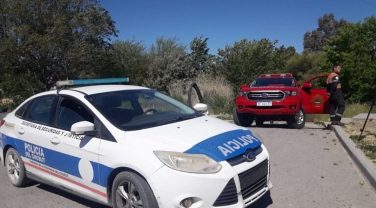 Bomberos rescataron a dos jóvenes en el río Chubut pero a otro se lo llevó la corriente