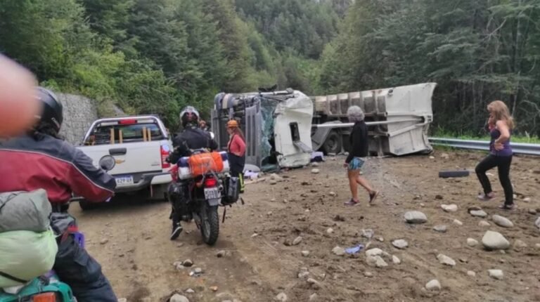 Volcó un camión en una curva de Siete Lagos: quedó destruido y el chofer está internado
