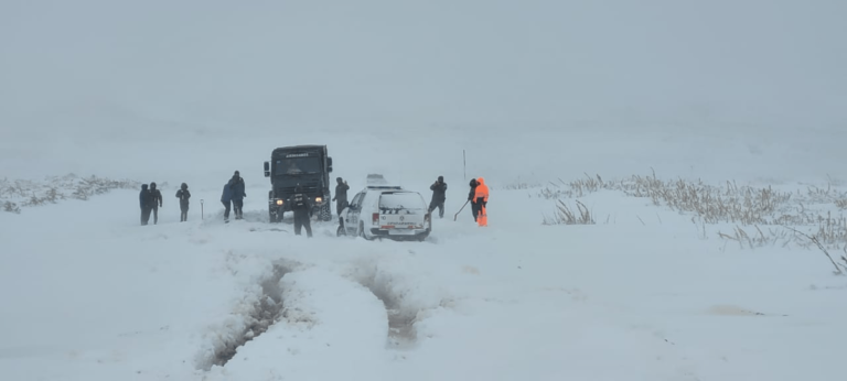 Rescataron a varias personas atrapadas por el viento blanco y la nieve en Neuquén
