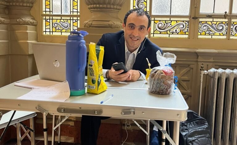 A un senador patagónico lo dejaron sin oficina y se instaló en un pasillo